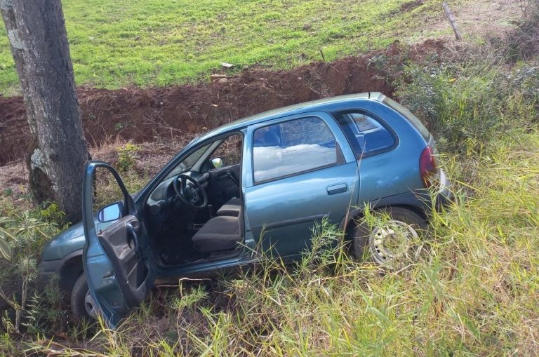 Condutor foge da PM, colide em árvore e foge a pé com criança no colo em Celso Ramos
