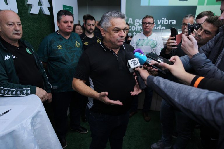 Prefeitura de Chapecó dá ordem de serviço para reforma da iluminação da Arena Condá