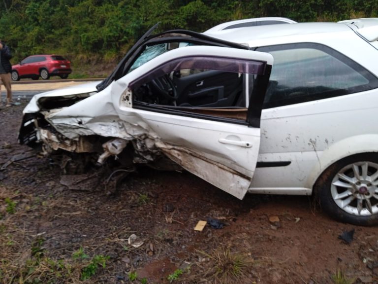 Colisão entre dois carros deixa homem ferido na BR-282