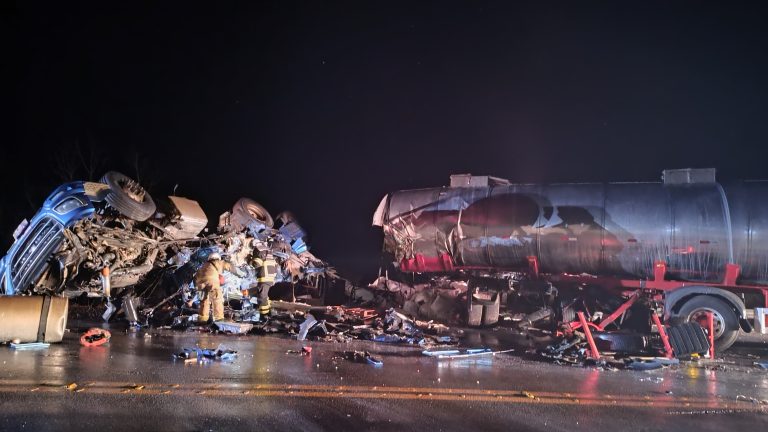 Confirmadas duas mortes no acidente com carretas na BR-153; veja as imagens