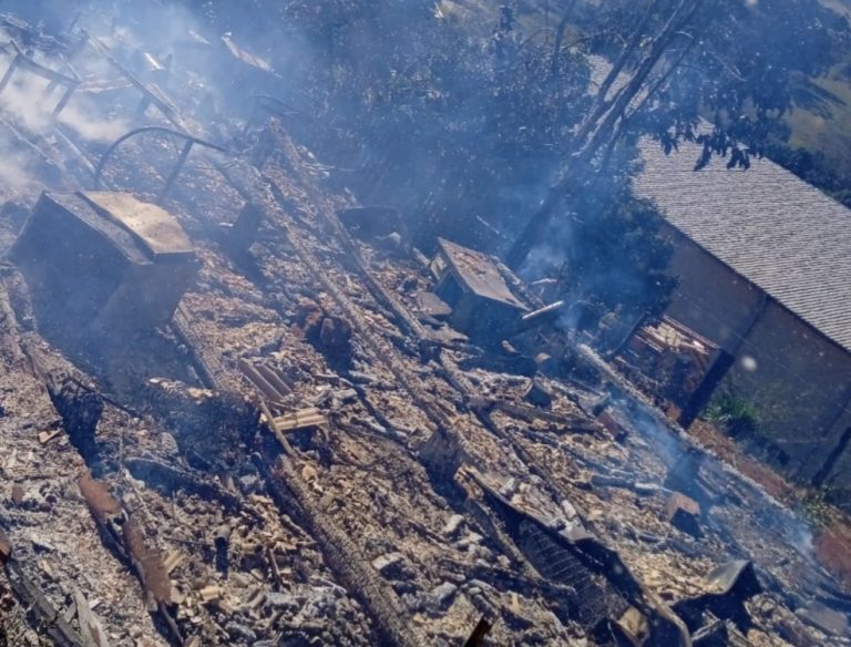 Incêndio destrói residência no interior de Vargem Bonita