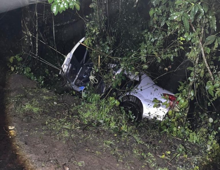 Motorista fica ferido em grave acidente com capotamento em Salto Veloso