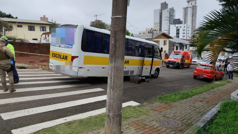 Motociclista fica inconsciente e tem parada cardiorrespiratória após colisão com ônibus escolar em Chapecó