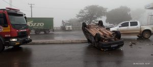 Jovem fica ferido após capotamento em colisão