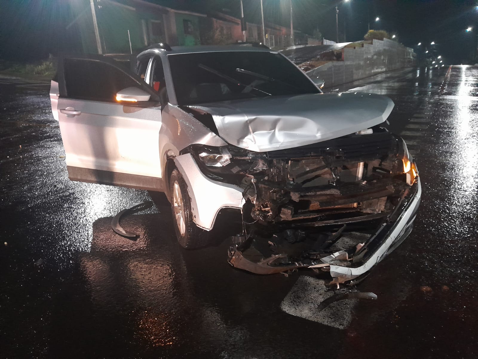 Mulher fica ferida em colisão entre dois carros no bairro Nova Capinzal