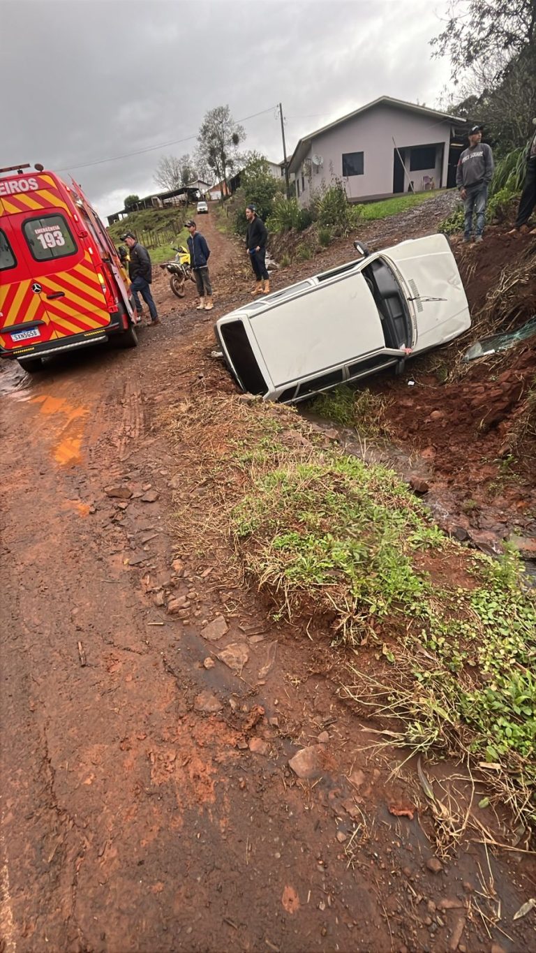 Motorista fica ferido após carro sair da pista e cair em barranco