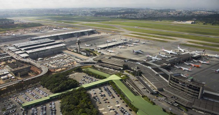 Voos entre Florianópolis e Guarulhos são cancelados após drones interromperem operações em SP