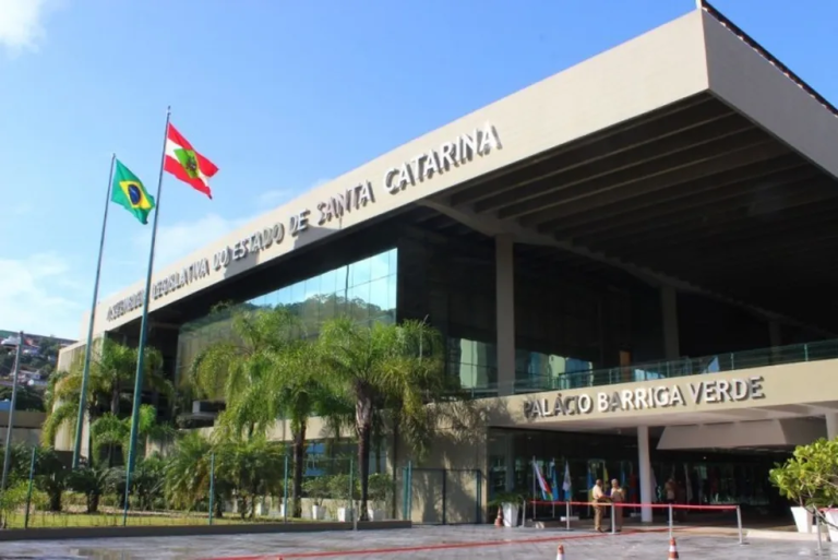 Deputados de SC aprovam câmeras em salas de aula e fim do Halloween nas escolas
