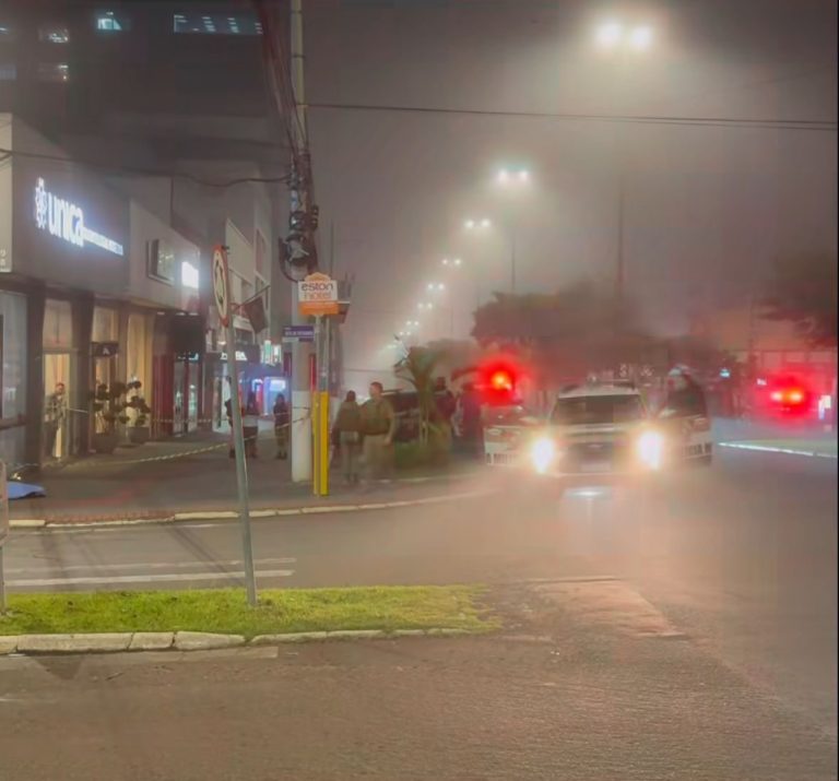 Jovem de 21 anos é morta a tiros após grupo provocar amigos durante passeio a Chapecó