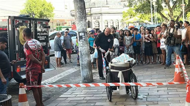 Neto é preso ao andar com corpo do avô em cadeira de rodas para pedir esmola