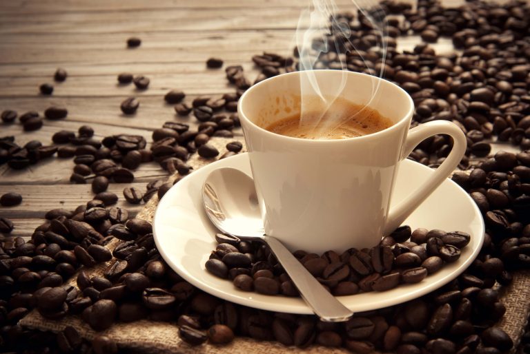 Preço do café sobe 81% ao consumidor, mas começa a cair no campo com avanço da colheita
