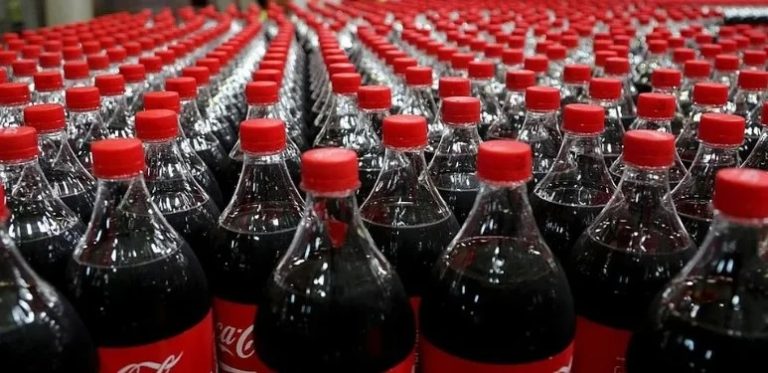 Governo suspende fabricante de Coca-cola por possível presença de etanol no Brasil