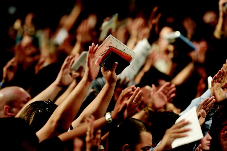 Católicos ainda são maioria em SC, mas evangélicos e sem religião crescem, aponta Censo 2022