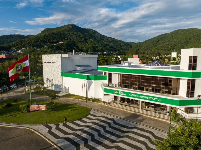 SC anuncia antecipação da primeira metade do 13º dos servidores públicos