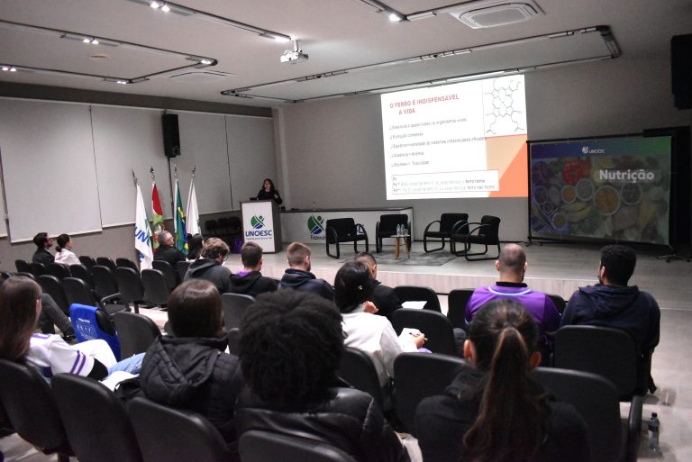 Evento promovido pelo curso de Nutrição alerta para riscos do excesso de ferro no organismo