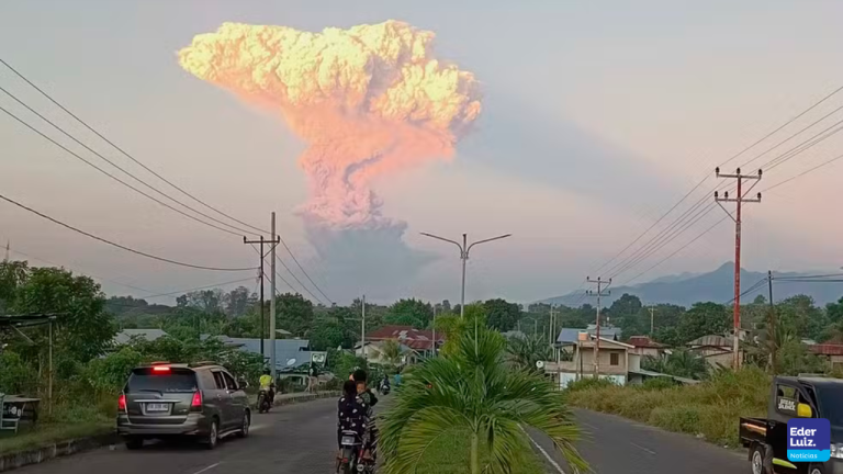 Vulcão entra em erupção na Indonésia e lança cinzas a 11 km de altura
