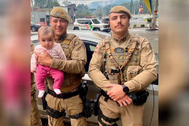 Policiais militares resgatam bebê de cinco meses de dentro de carro em SC