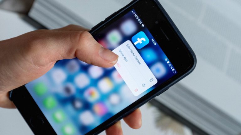 Morador do Oeste que associou freira ao “diabo” em rede social pagará indenização