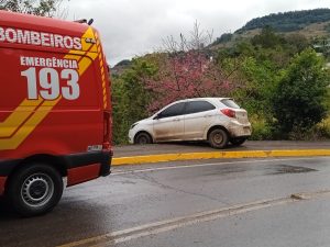 Gestante é socorrida pelos bombeiros após carro sair da pista