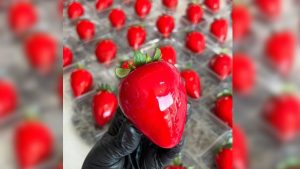 Em meio à “febre” do Morango do Amor, caixas da fruta saltam de R$ 20 para R$ 50 em SC