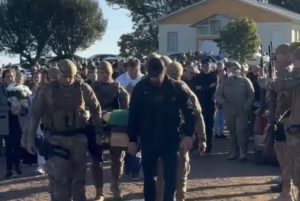 Comoção marca sepultamento de policial militar, irmã e filho de 6 anos no Oeste