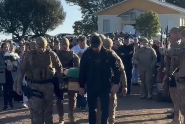 Comoção marca sepultamento de policial militar, irmã e filho de 6 anos no Oeste
