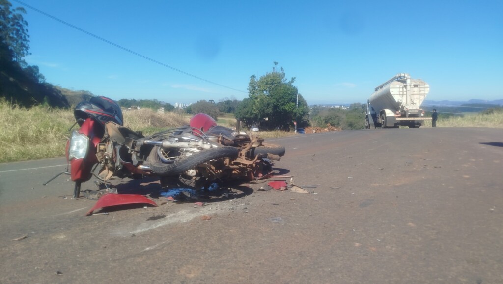 Motociclista morre após colisão com caminhão no Oeste de SC