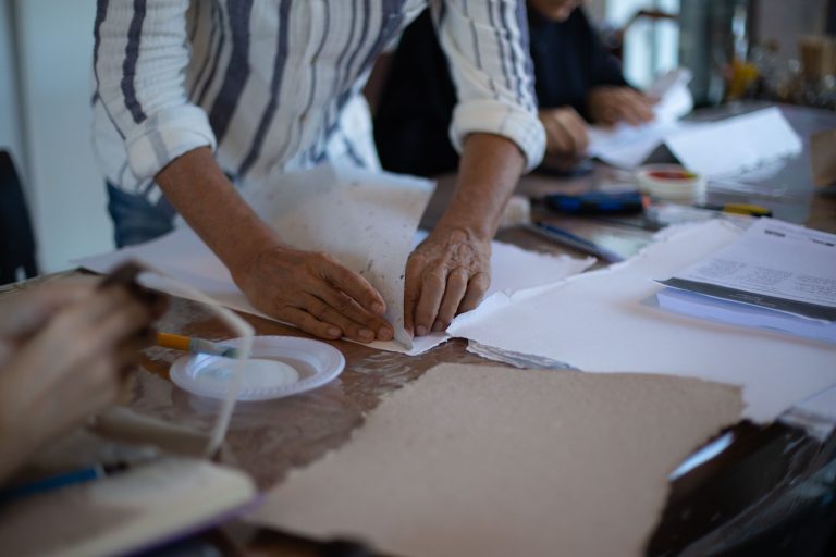 Artista Kamilla Nunes realiza oficinas de arte gratuitas em Joaçaba
