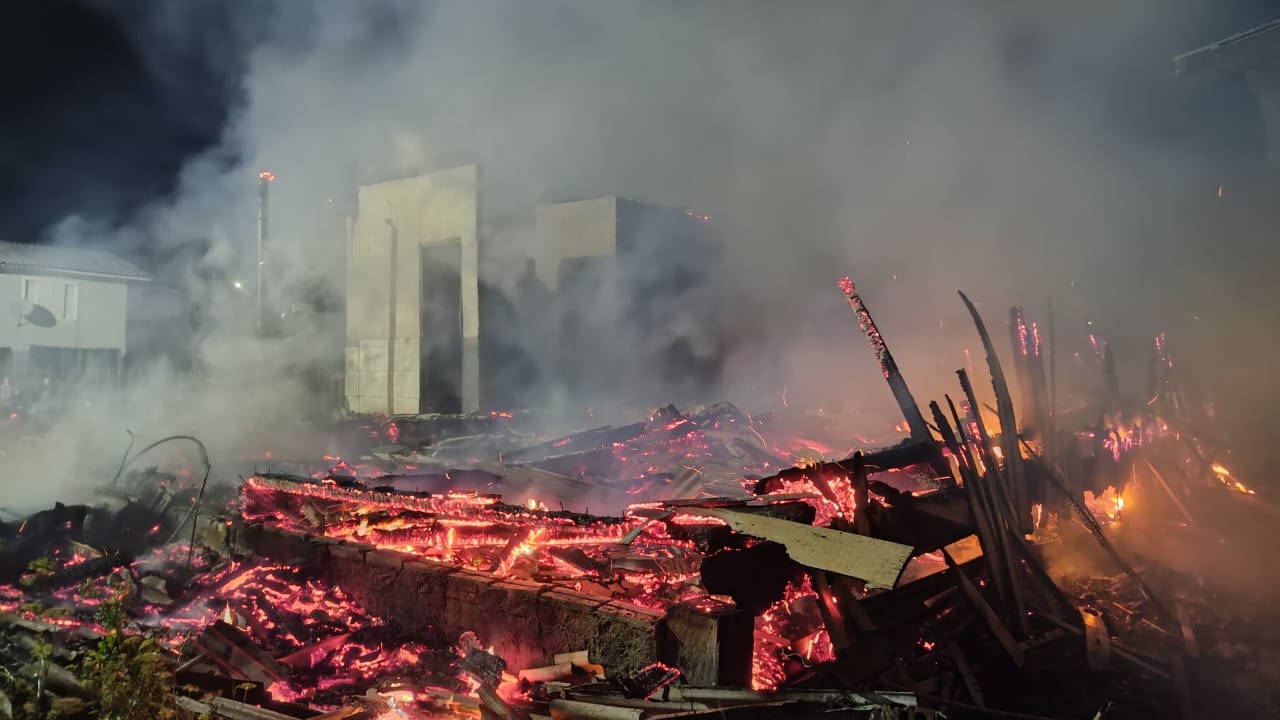 Residência é destruída por incêndio no centro de Irani