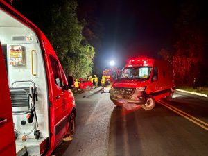 Colisão frontal entre carreta e Saveiro deixa um morto no Oeste