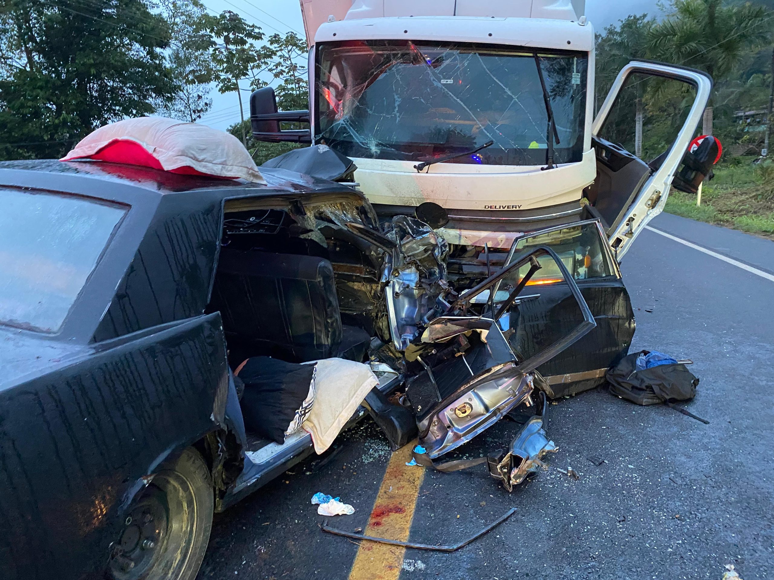 Colisão frontal na BR-470 deixa três mortos, incluindo duas crianças