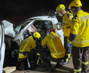 Três pessoas ficam feridas após colisão frontal entre dois veículos na BR-282, em Campos Novos