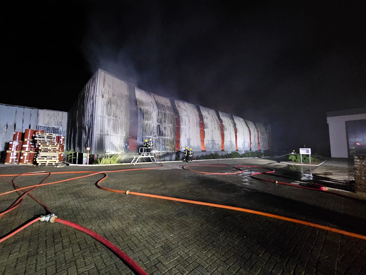 Incêndio de grandes proporções atinge fábrica de colchões em Chapecó