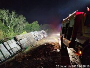 Colisão entre caminhão cegonha e veículo deixa um morto e feridos na BR-470, em Campos Novos