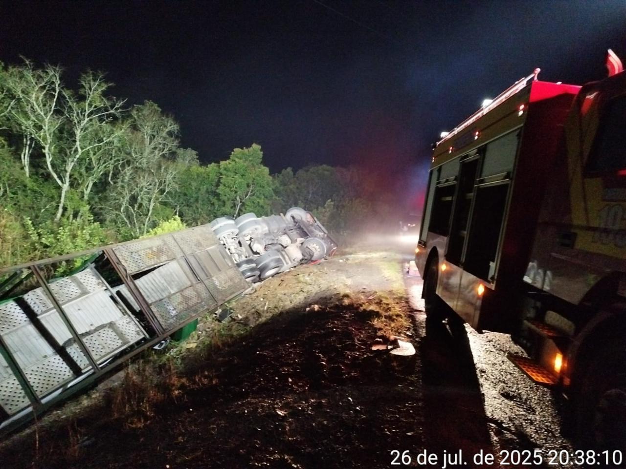Colisão entre caminhão cegonha e veículo deixa um morto e feridos na BR-470, em Campos Novos