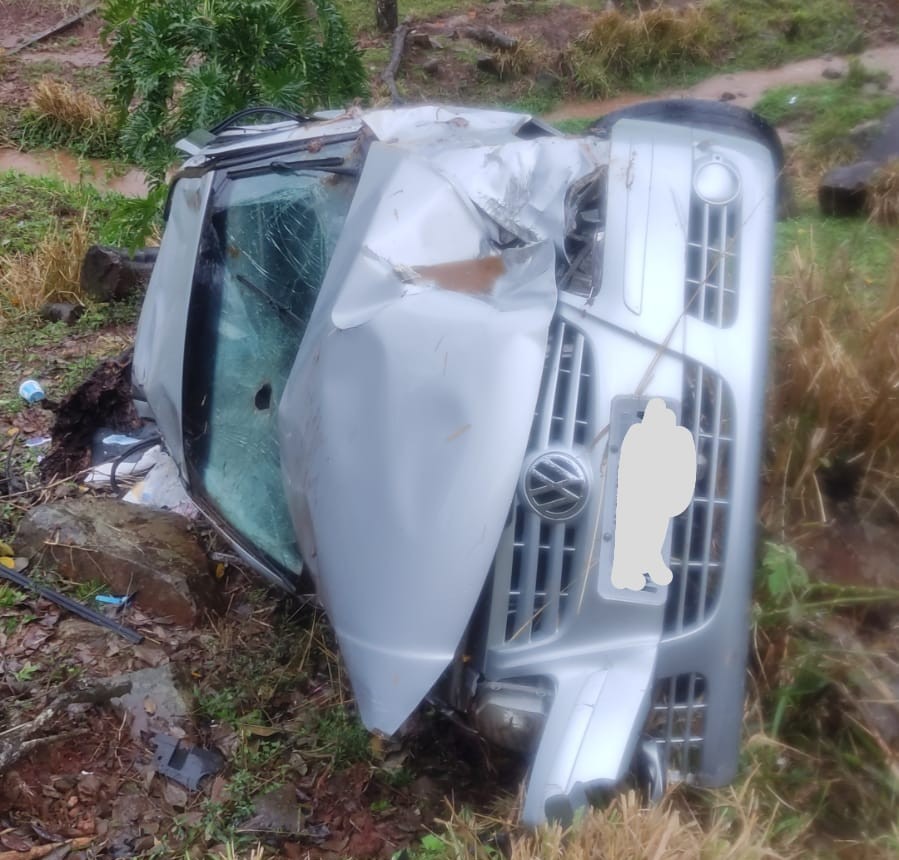 Carro capota várias vezes e vai parar 70 metros longe de rodovia no Oeste