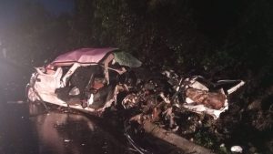 Acidente entre caminhonete e caminhão deixa três mortos e feridos graves na BR-282