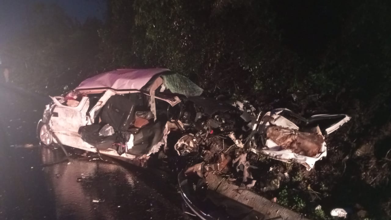 Acidente entre caminhonete e caminhão deixa três mortos e feridos graves na BR-282