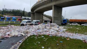 Carreta tomba e tranca trânsito no principal acesso de Chapecó