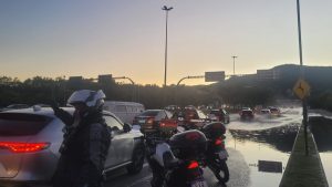 Ciclone provoca maré alta, ventos de até 103 km/h e transtornos em cidades de SC