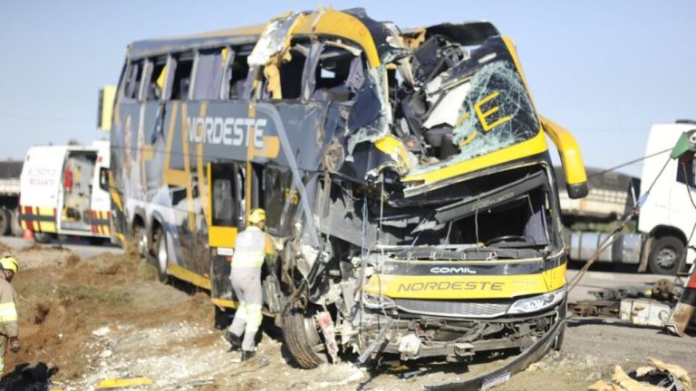 Ônibus de turismo pega fogo após acidente com morte na BR-101 em Laguna