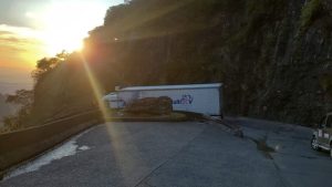 Caminhão tomba na Serra do Rio do Rastro e trânsito segue parcialmente bloqueado