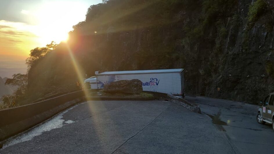 Caminhão tomba na Serra do Rio do Rastro e trânsito segue parcialmente bloqueado