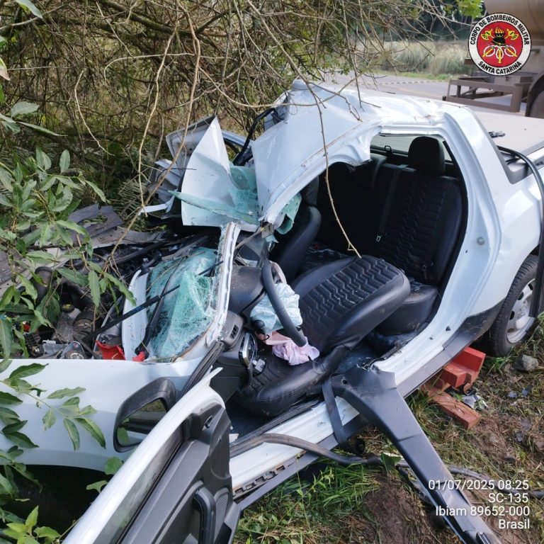 Mulher fica ferida após colisão entre carro e caminhão na SC-135, em Ibiam