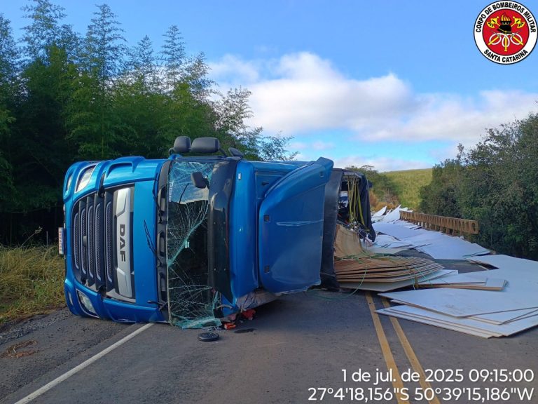 Carreta tomba na SC-120 em Lebon Régis e motorista é levado ao hospital