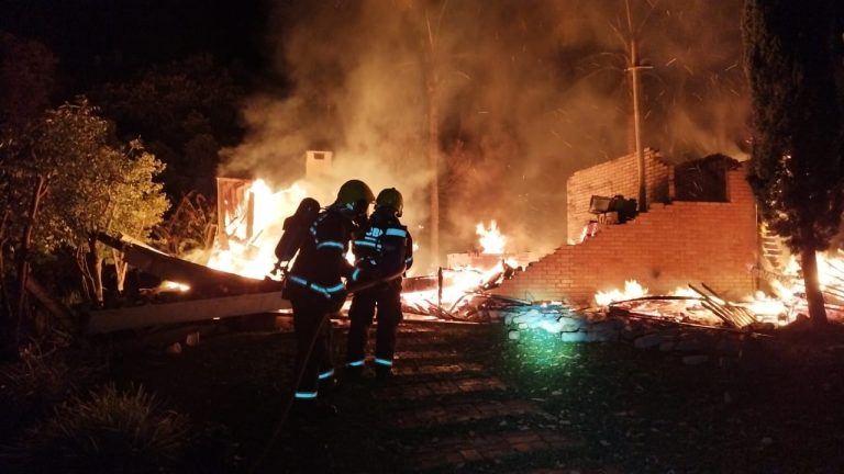 Incêndio destrói residência de madeira no interior de Zortéa