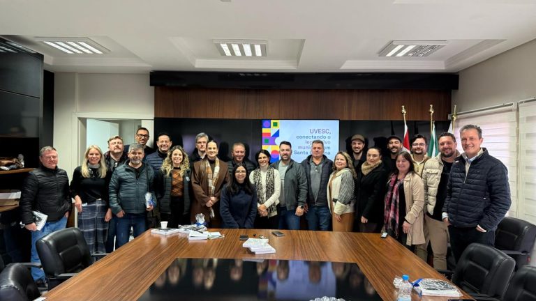 Uvesc e Câmara de Joaçaba oferecem capacitação e reúnem imprensa para lançar Atlas do Legislativo