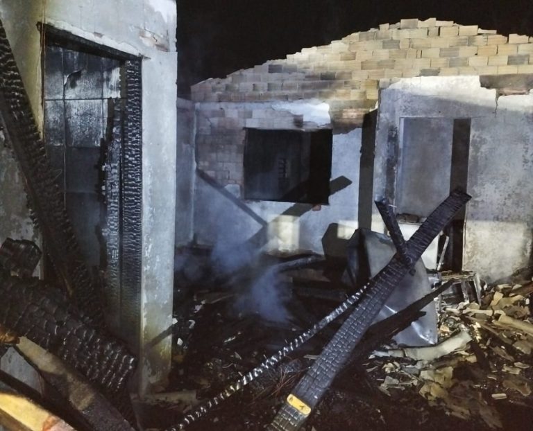Incêndio em residência no centro de Campos Novos termina com morte do morador