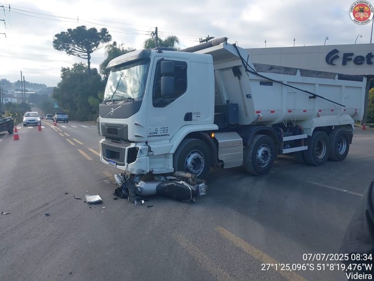 Motocicleta vai parar embaixo de caminhão em acidente registrado em Videira