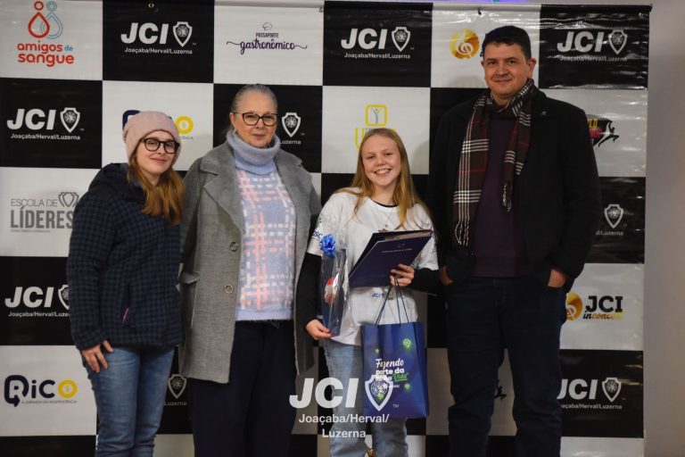 Ana Laura Schneider Schmitz é a vencedora da etapa local do Projeto Oratória nas Escolas, da JCI